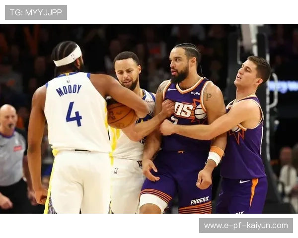 勇士5人上双终结连败！库里28分拒绝太阳逆转 布克空砍38分，勇士队员对库里