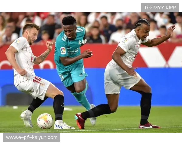 塞维利亚角球战术奏效,拉基蒂奇禁区外抽射写意 塞维利亚角球战术奏效,拉基蒂奇禁区外抽射写意